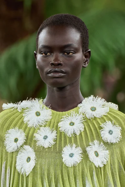 Look 10